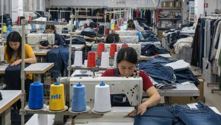 What Are the Best Bulk Sewing Thread Options for Small Clothing Factories?